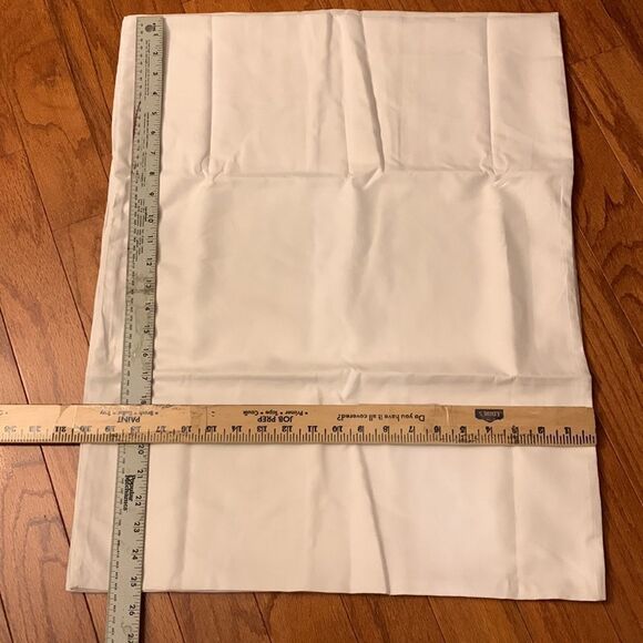 Standard white pillowcases new in package and only open for photos - Picture 2 of 5